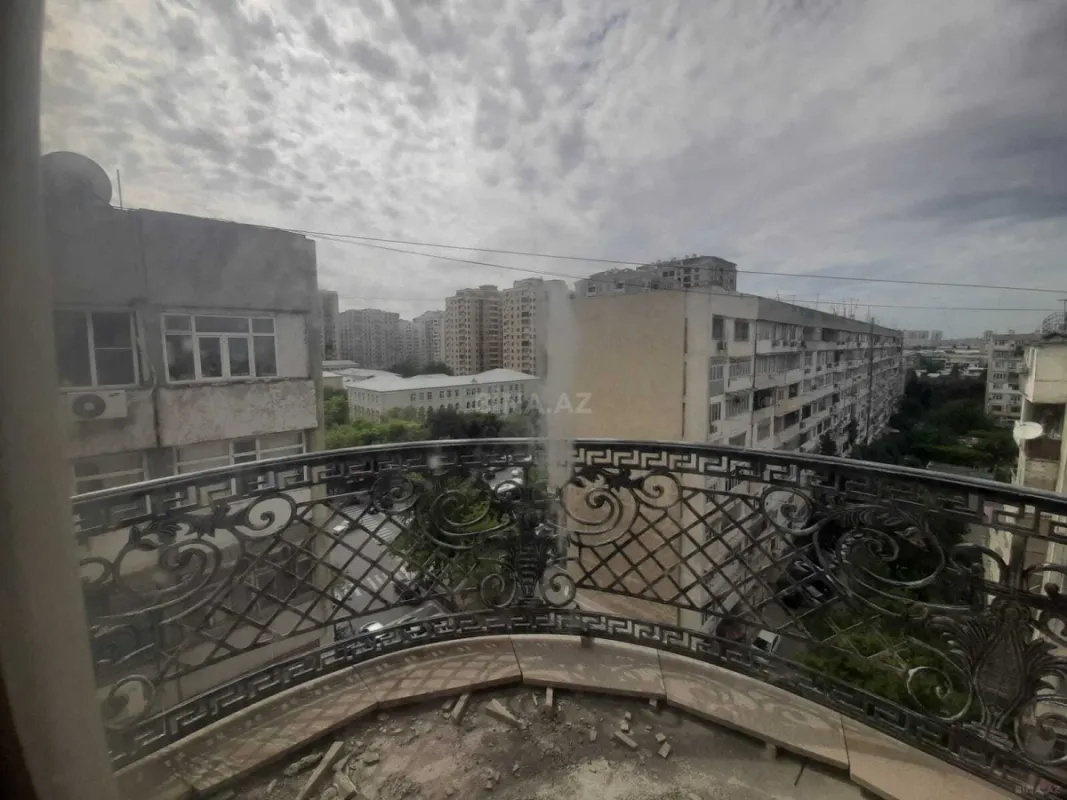 Satılır 4 otaqlı mənzil 244 m²