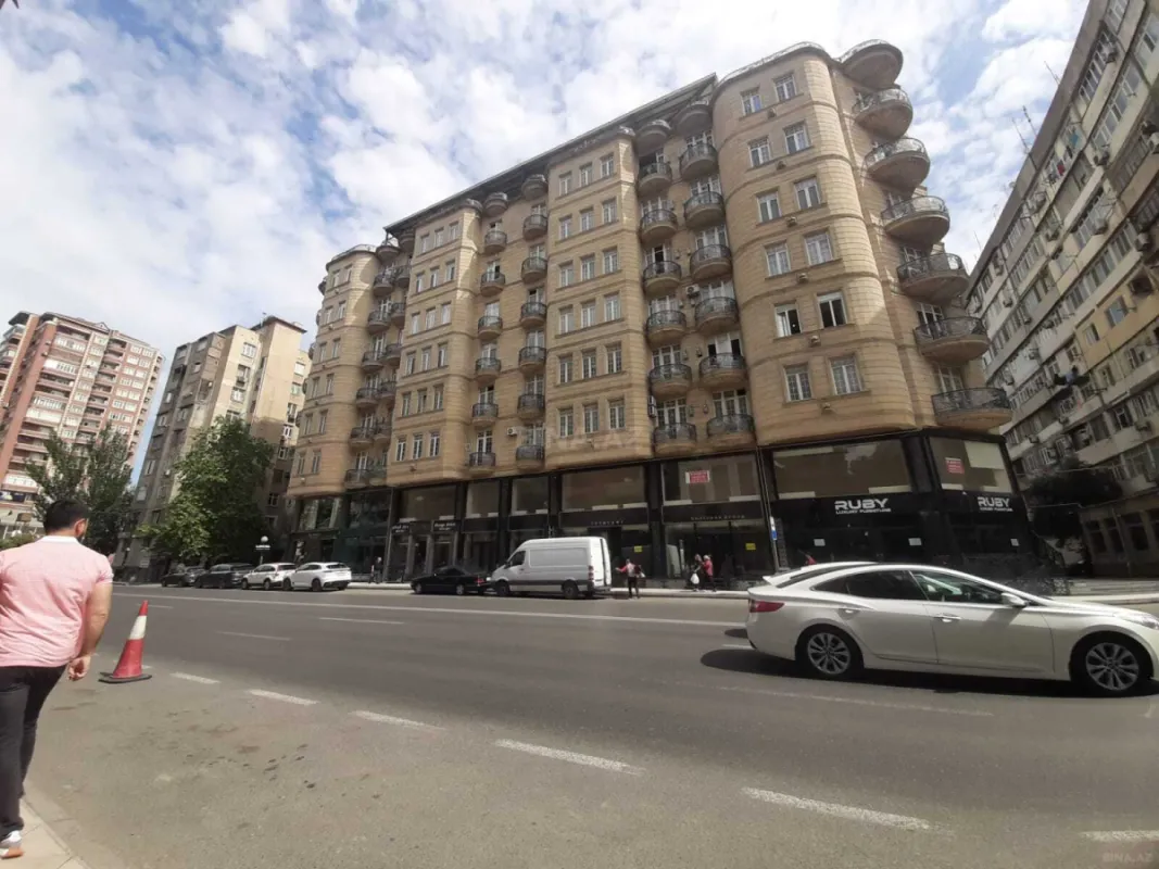 Satılır 4 otaqlı mənzil 244 m²
