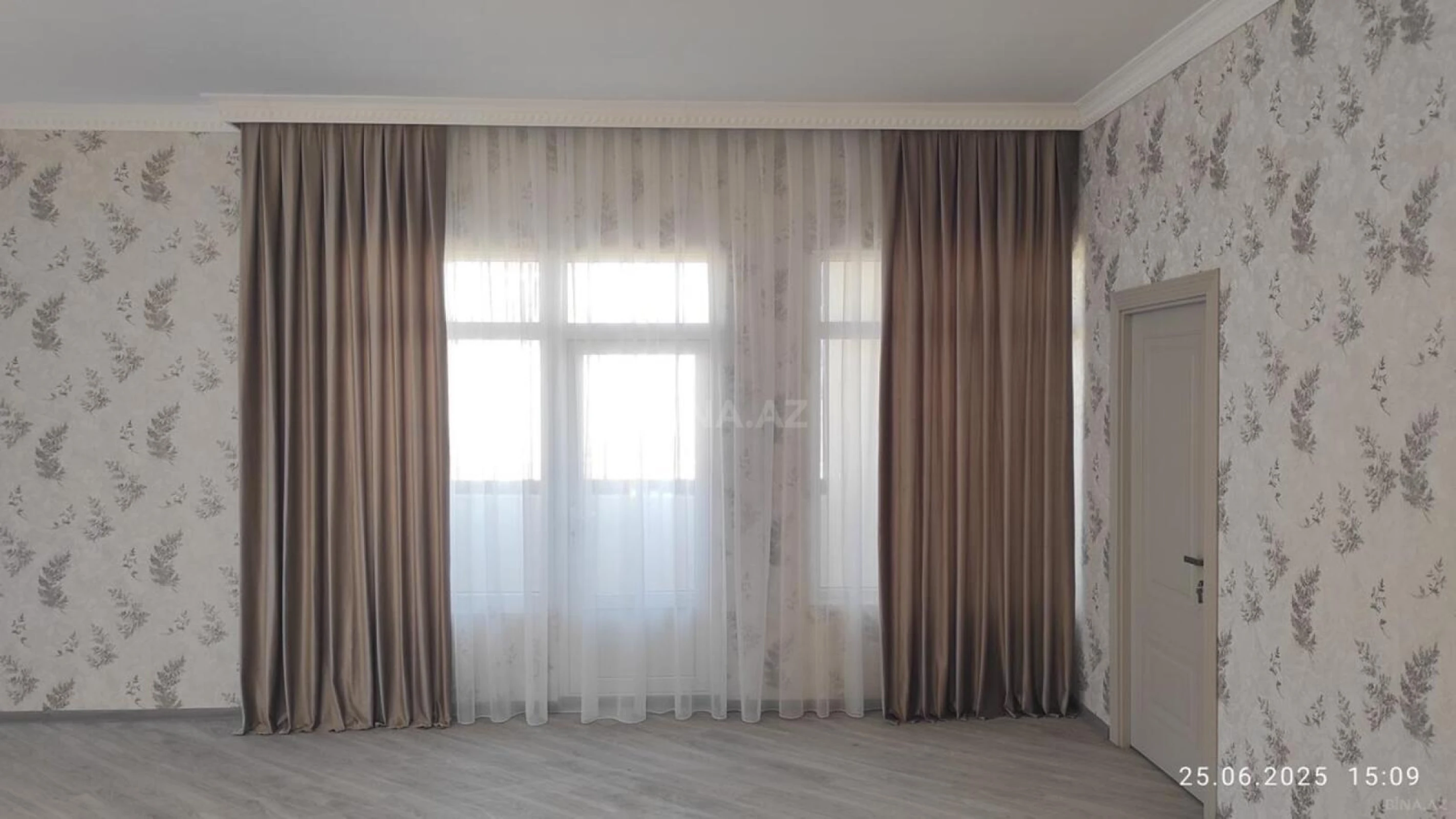 Satılır 3 otaqlı mənzil 135 m²