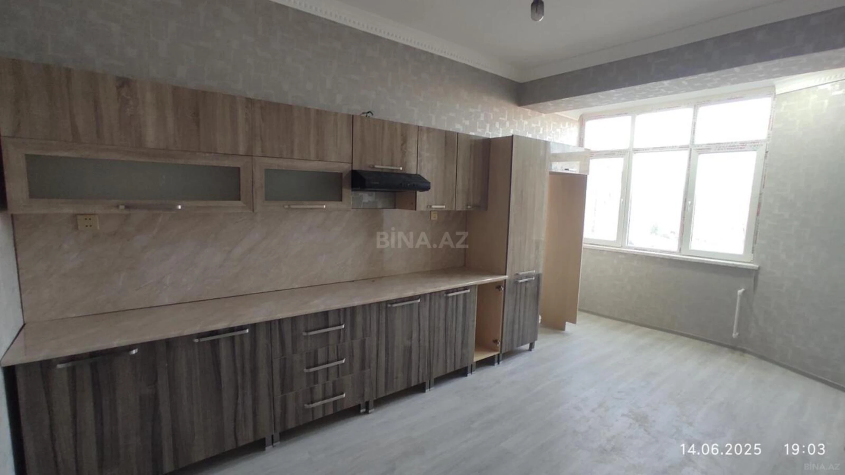Satılır 3 otaqlı mənzil 135 m²