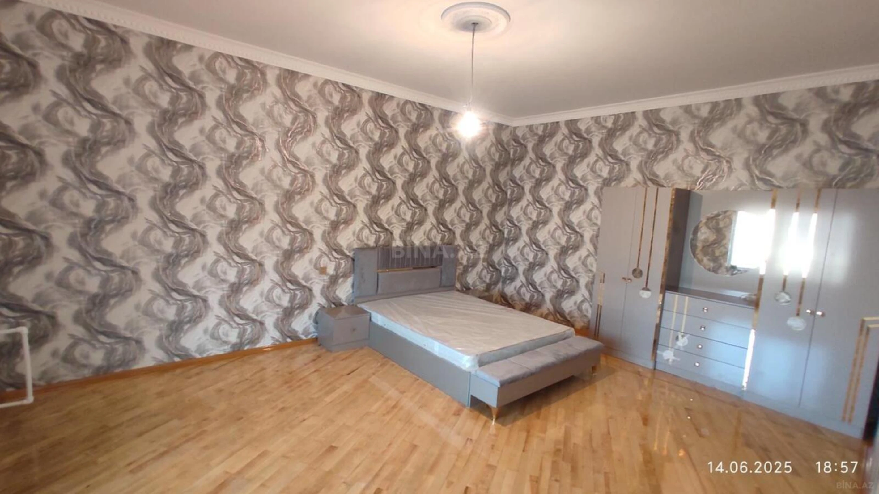 Satılır 3 otaqlı mənzil 135 m²