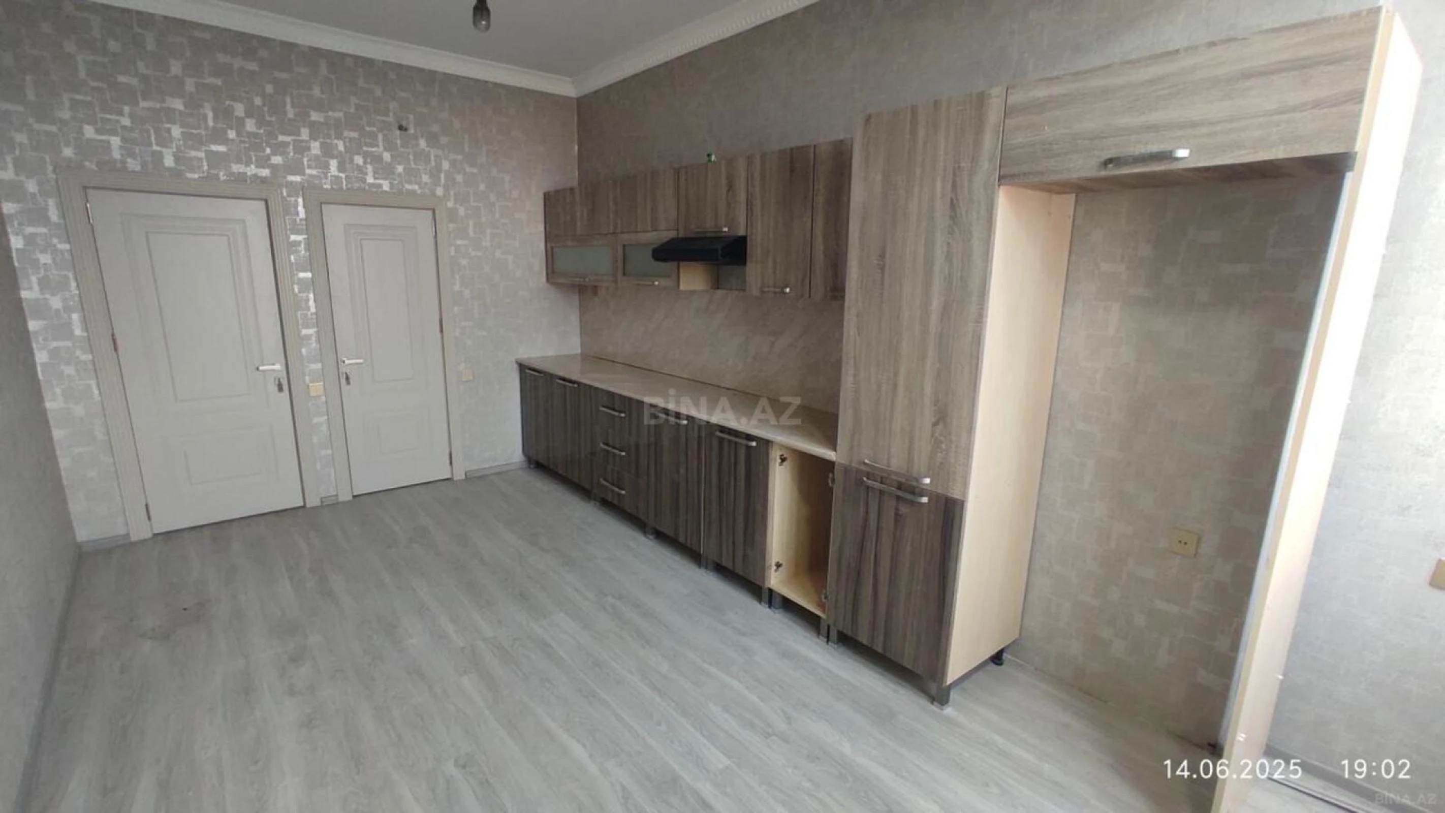 Satılır 3 otaqlı mənzil 135 m²