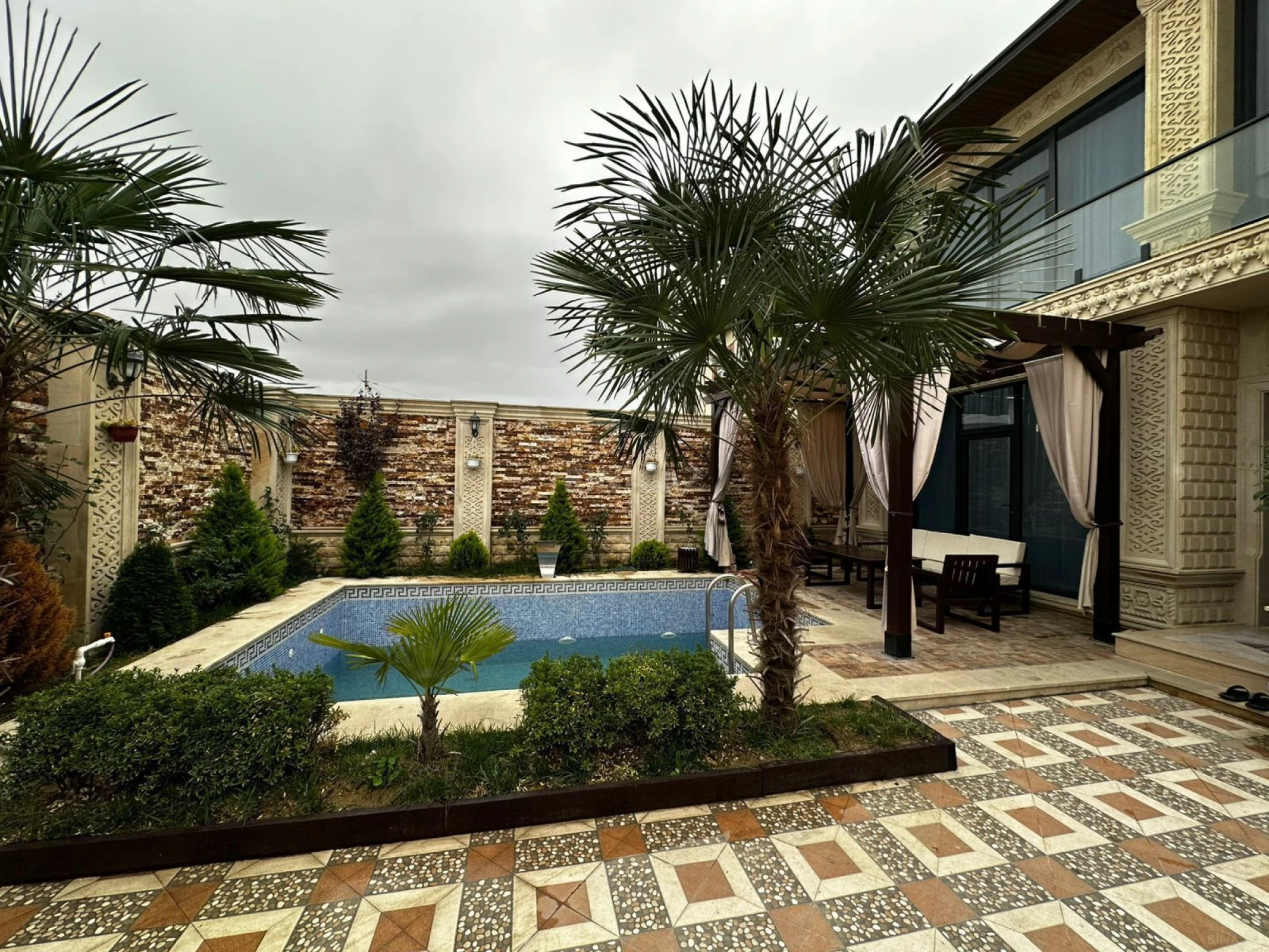 Satılır 4 otaqlı həyət evi 200 m²