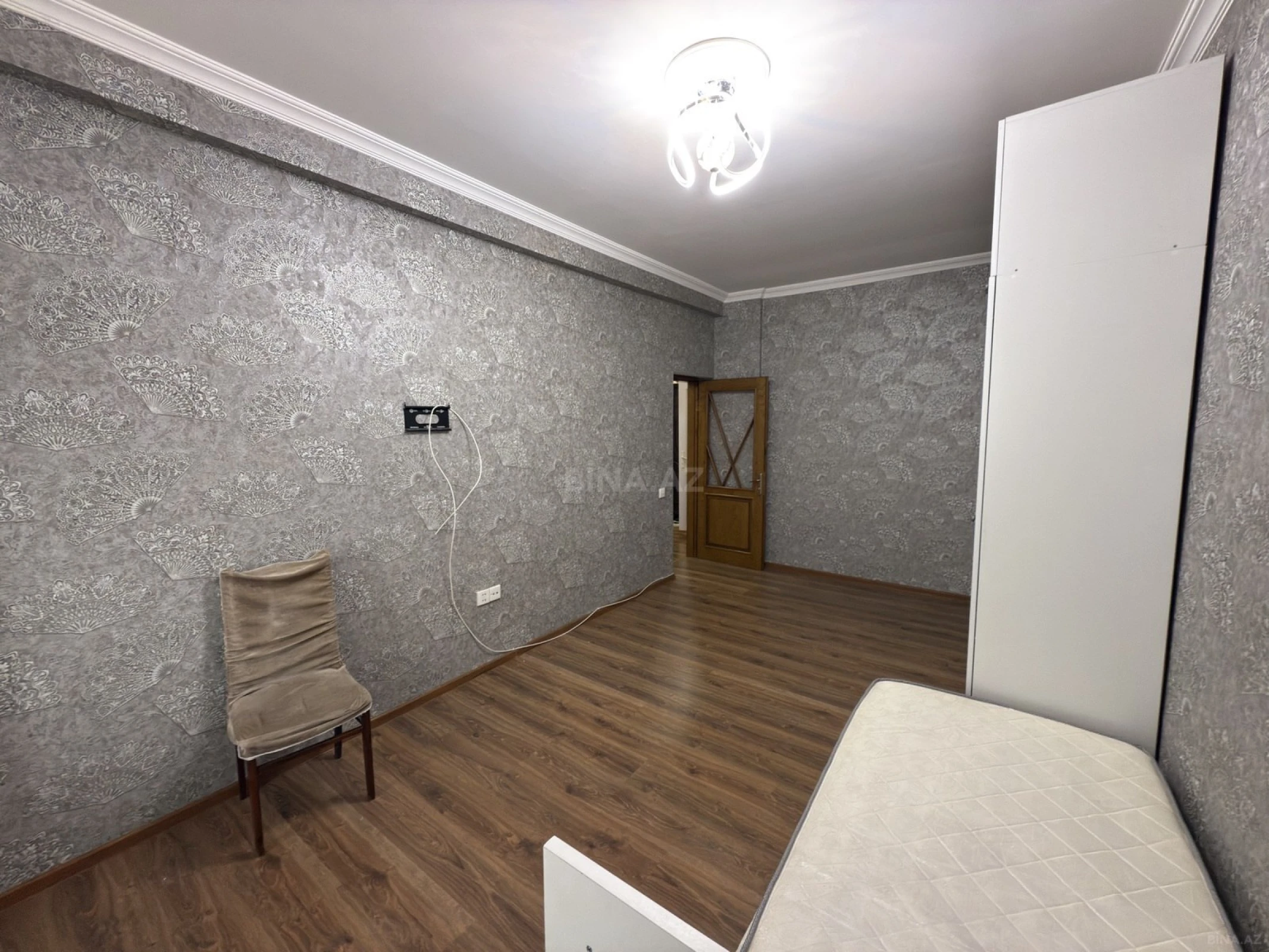 Satılır 2 otaqlı mənzil 76 m²