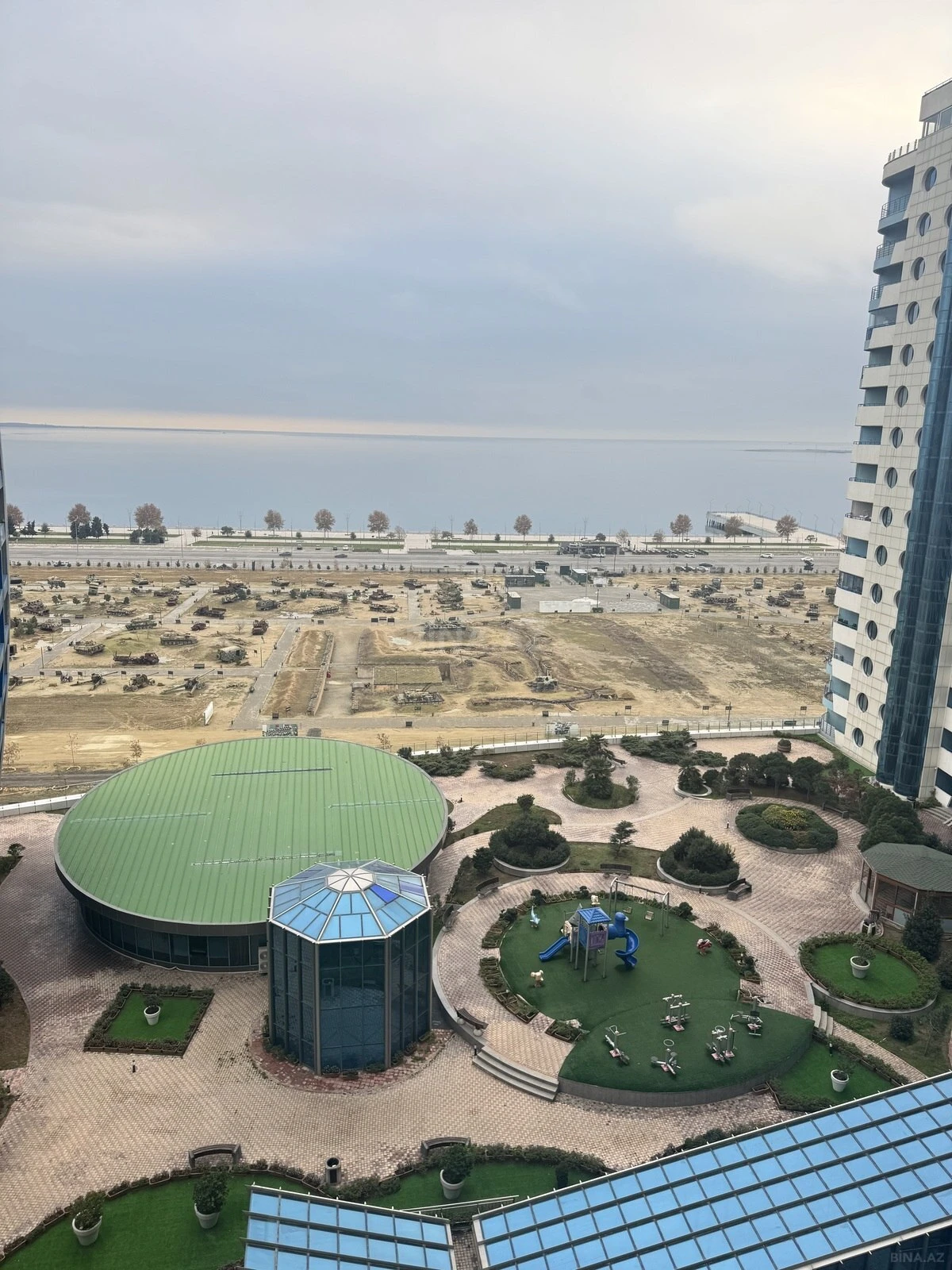 Kirayə verilir 4 otaqlı mənzil 250 m²