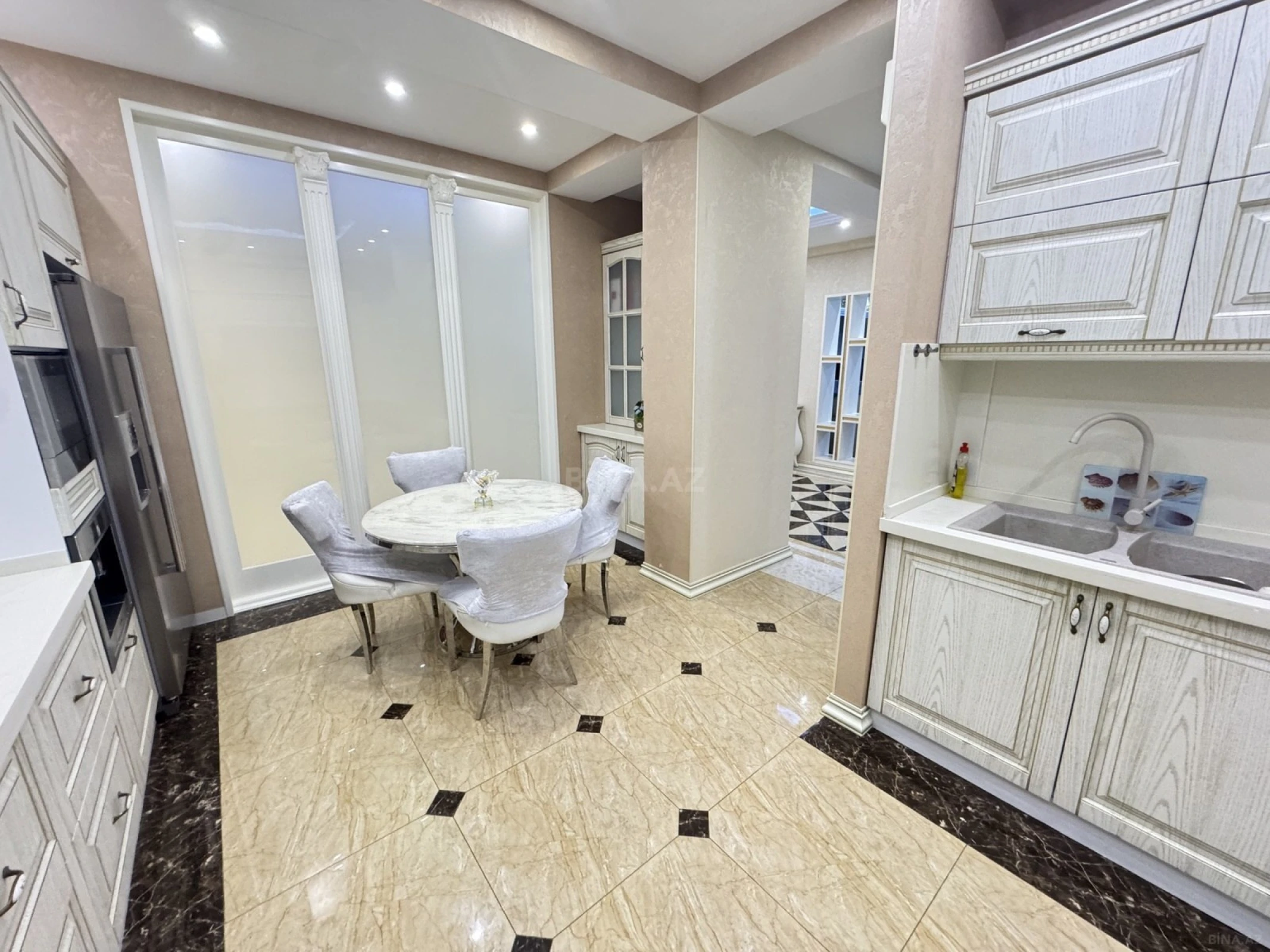 Kirayə verilir 4 otaqlı mənzil 250 m²