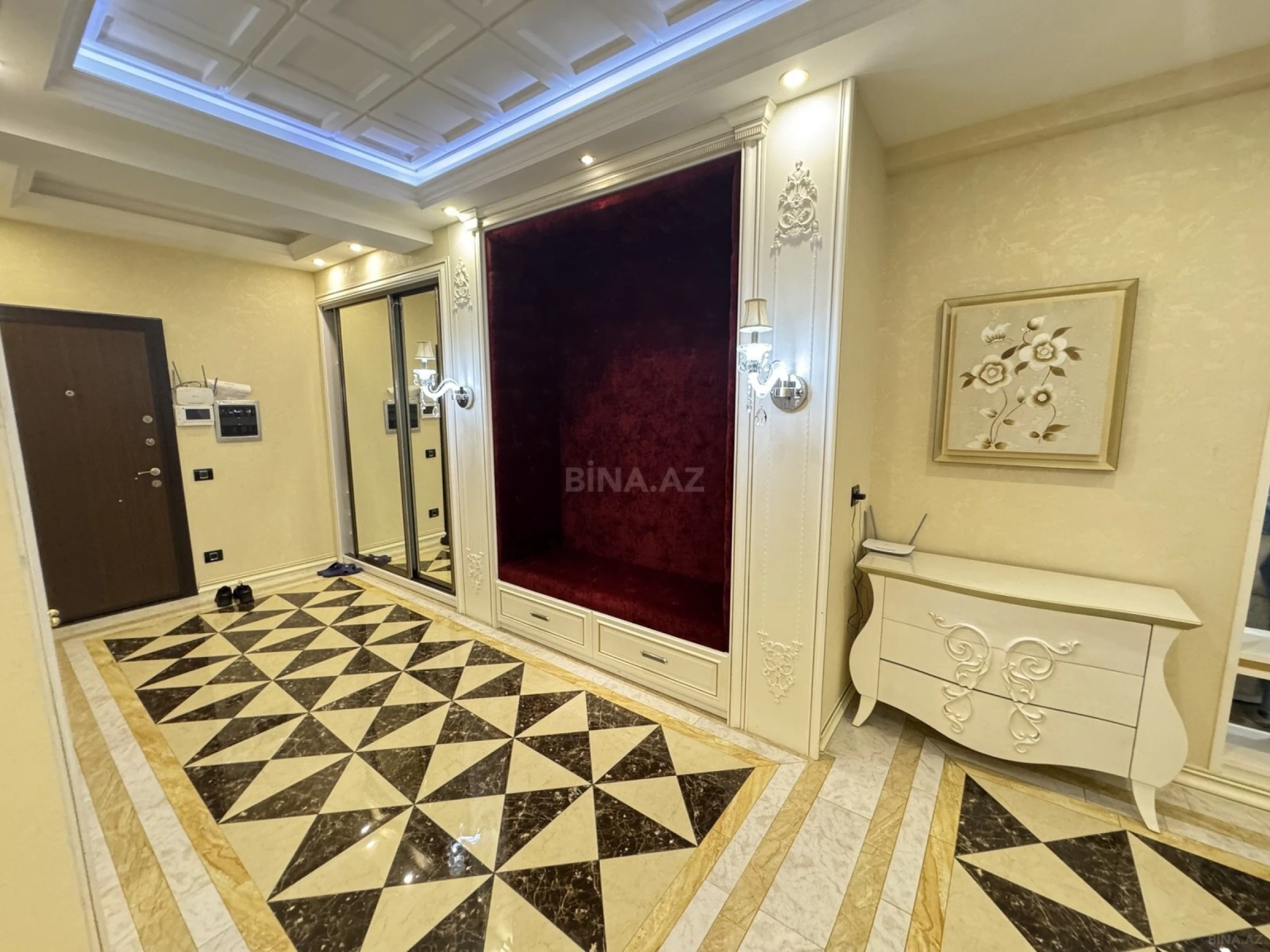 Kirayə verilir 4 otaqlı mənzil 250 m²