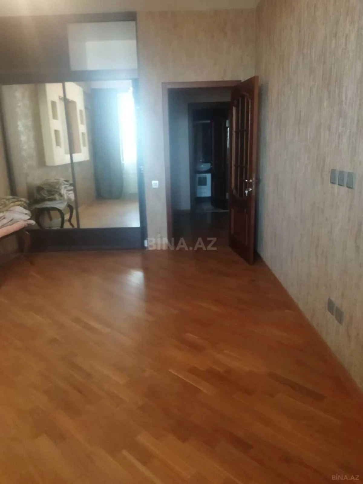 Satılır 3 otaqlı mənzil 135 m²