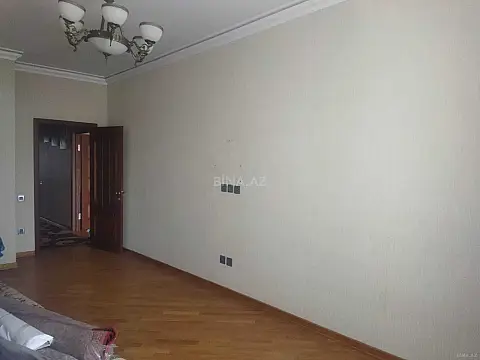 Satılır 3 otaqlı mənzil 135 m²