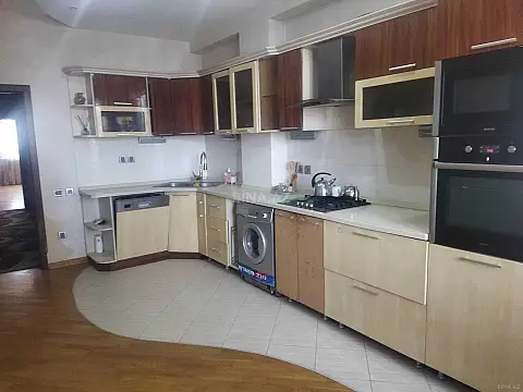 Satılır 3 otaqlı mənzil 135 m² — Bakı 3 otaq 135.00 m²