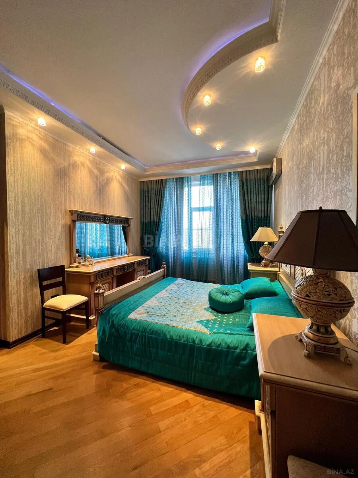 Satılır 4 otaqlı mənzil 170 m²