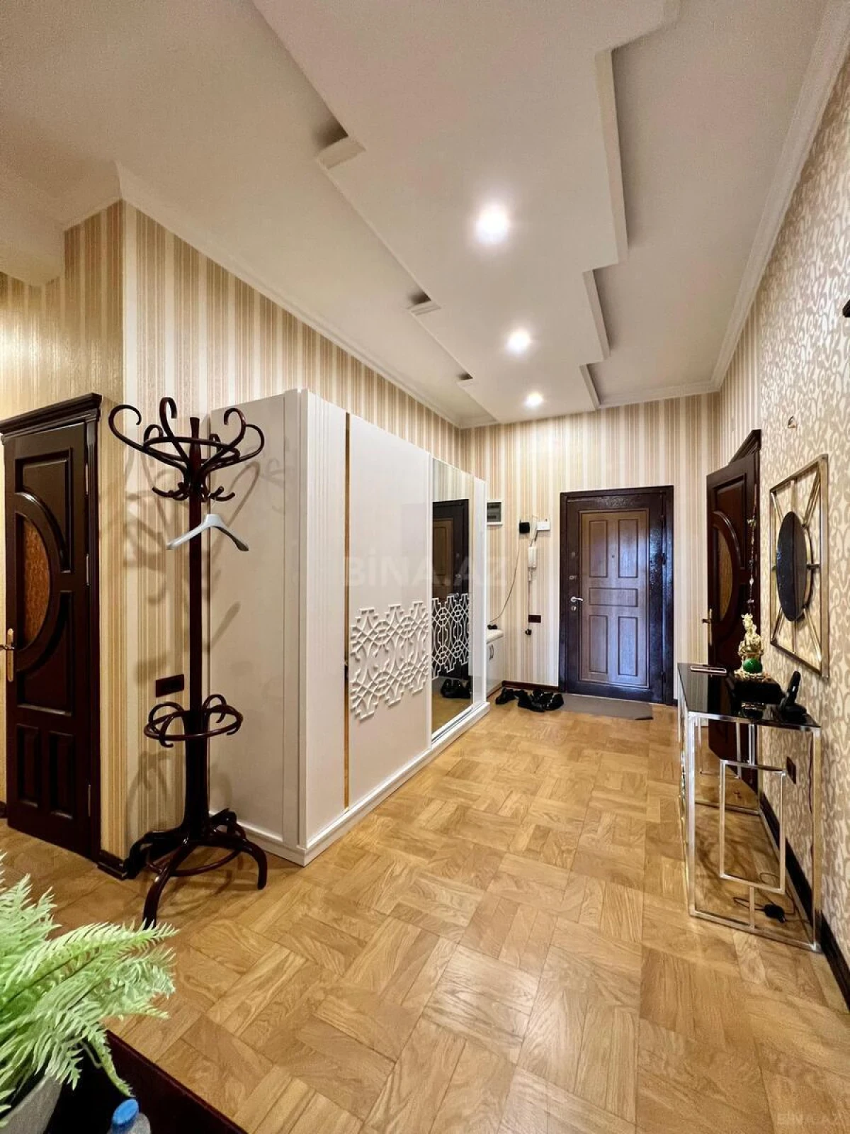 Satılır 4 otaqlı mənzil 170 m²