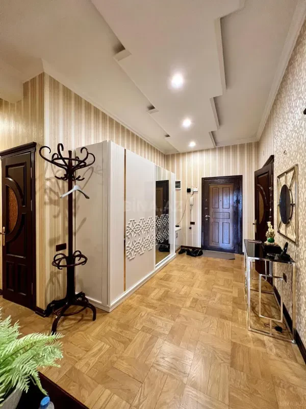 Satılır 4 otaqlı mənzil 170 m²