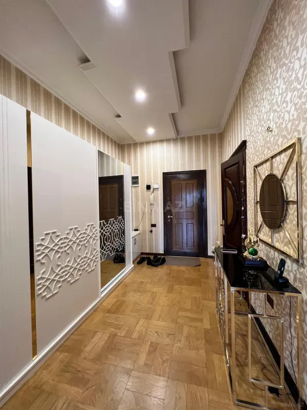 Satılır 4 otaqlı mənzil 170 m²