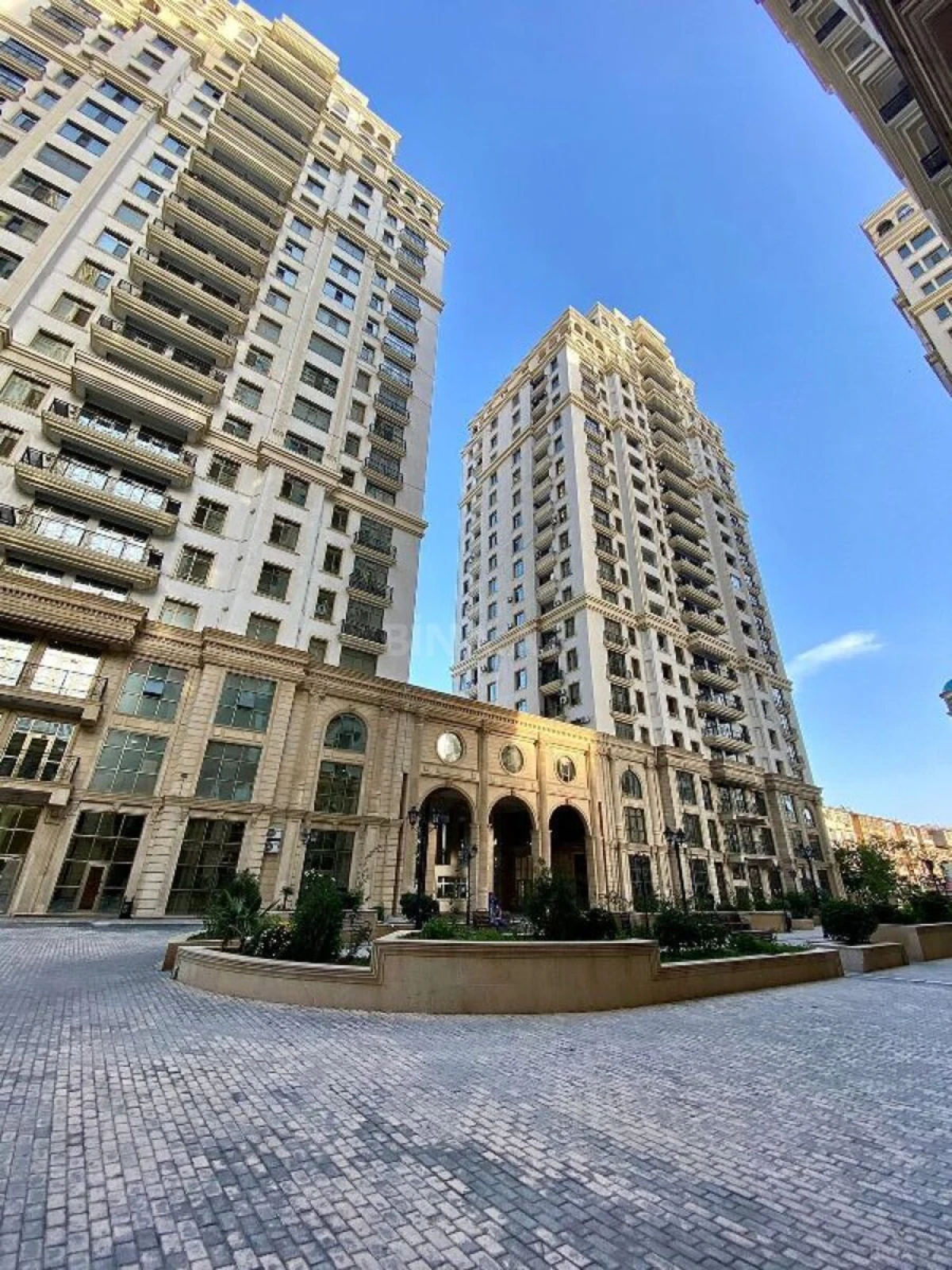 Satılır 4 otaqlı mənzil 168 m²