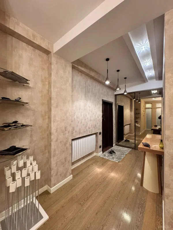 Satılır 4 otaqlı mənzil 168 m²