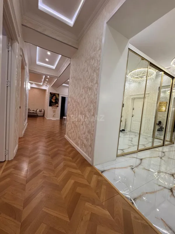 Satılır 4 otaqlı mənzil 205 m²