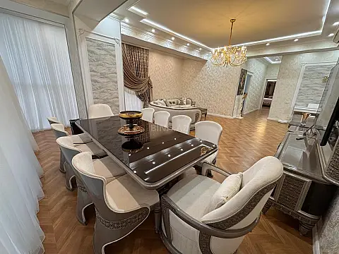 Satılır 4 otaqlı mənzil 205 m²