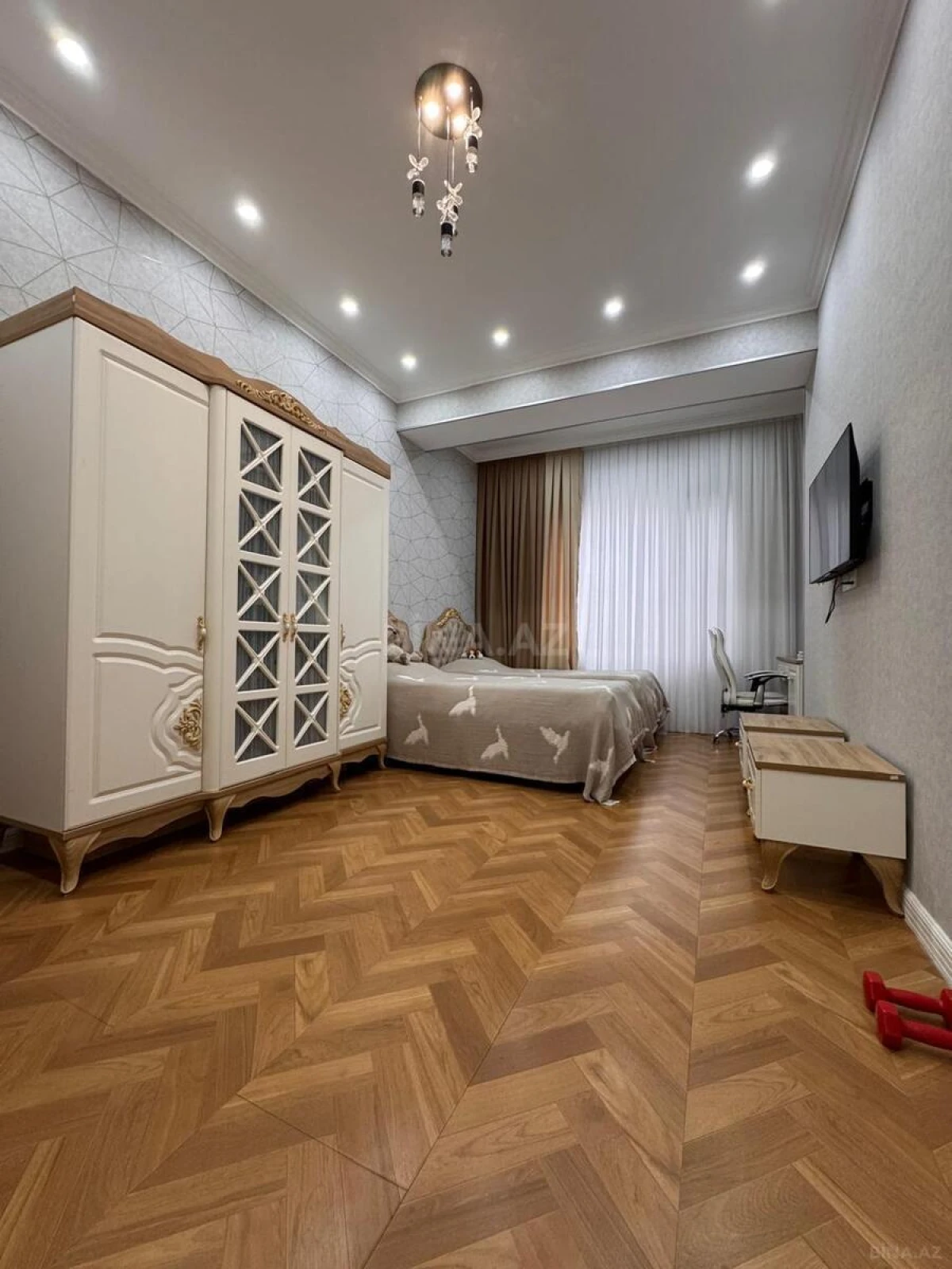 Satılır 4 otaqlı mənzil 205 m²