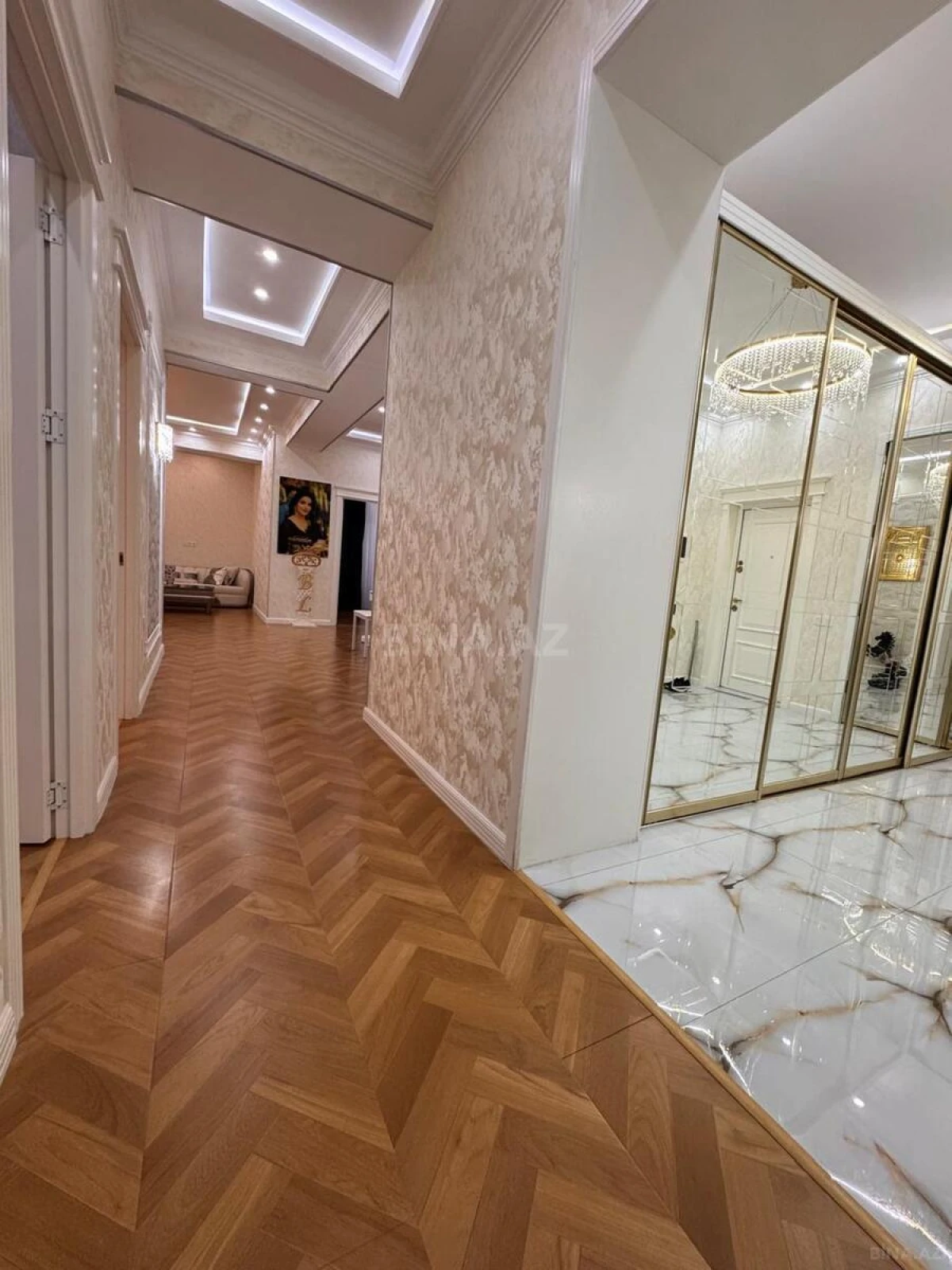 Satılır 4 otaqlı mənzil 205 m²