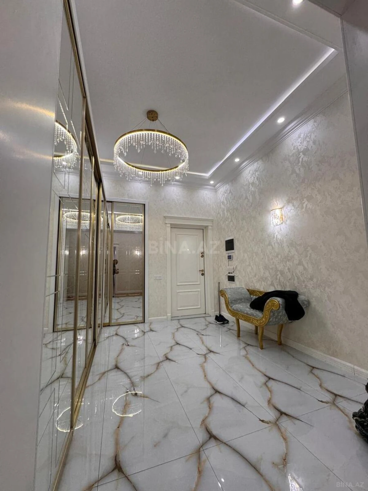 Satılır 4 otaqlı mənzil 205 m²
