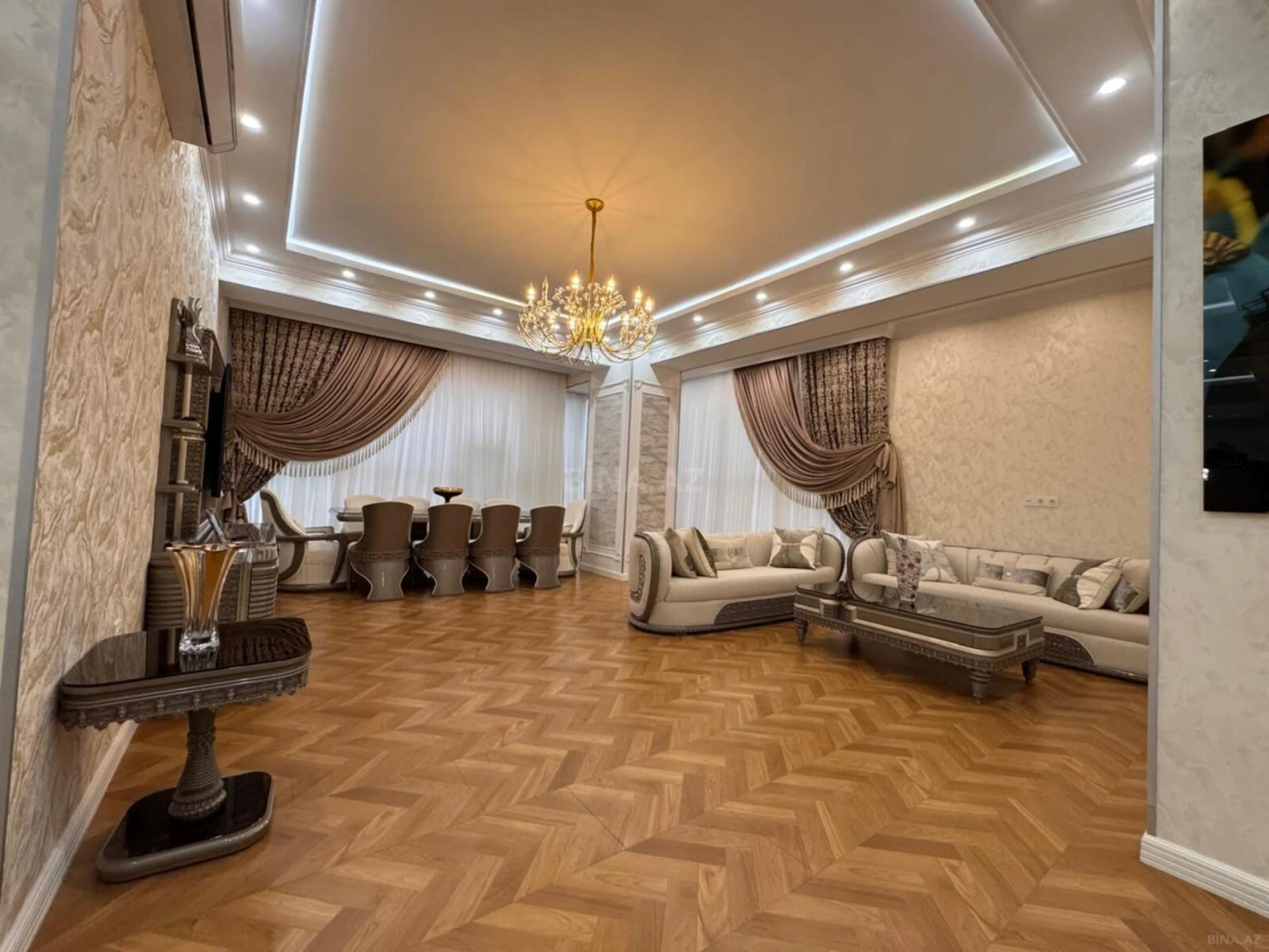 Satılır 4 otaqlı mənzil 205 m²