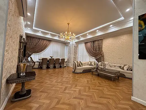 Satılır 4 otaqlı mənzil 205 m²