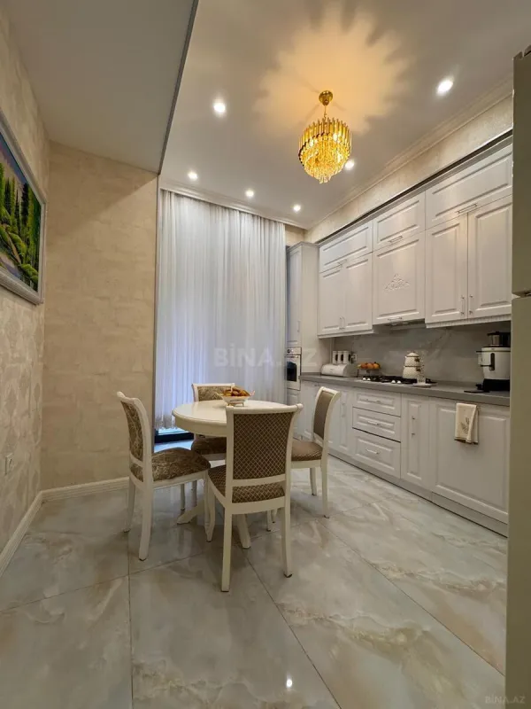Satılır 4 otaqlı mənzil 205 m²