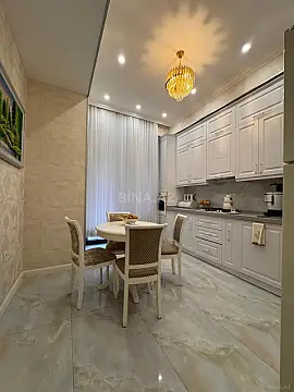 Satılır 4 otaqlı mənzil 205 m²