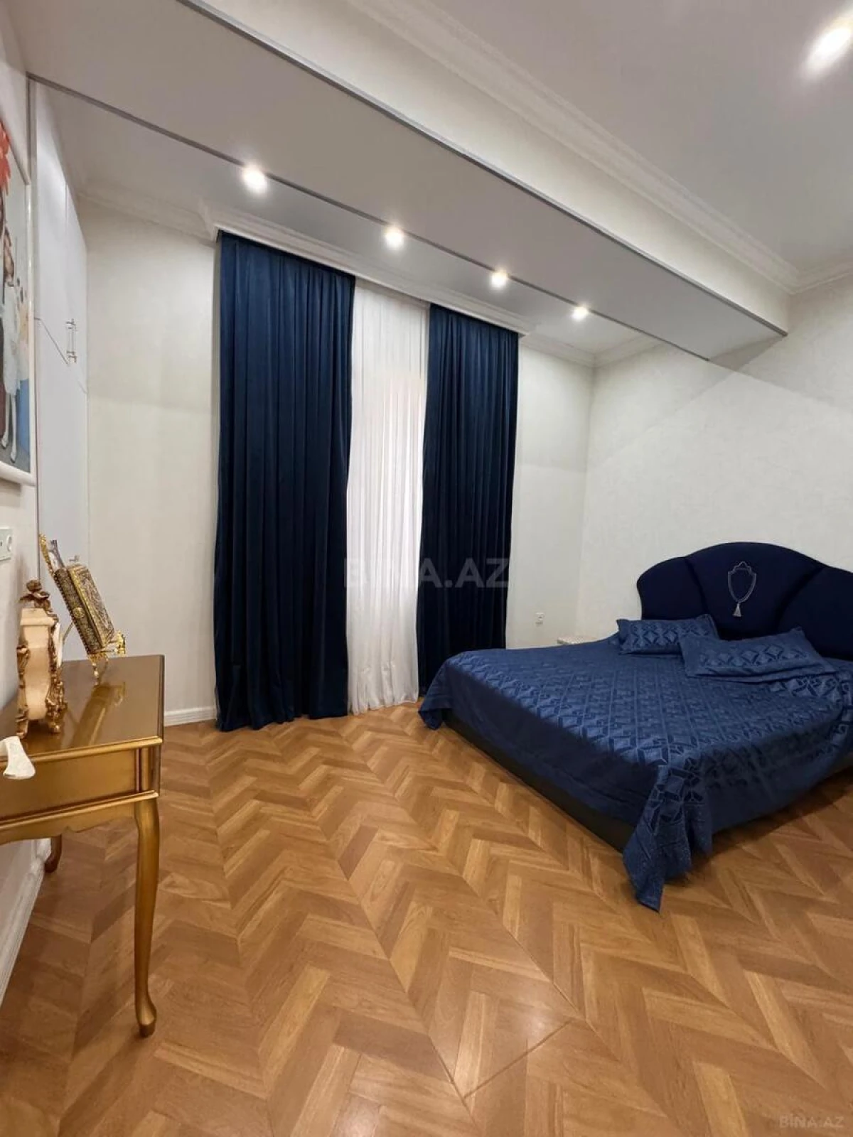 Satılır 4 otaqlı mənzil 205 m²