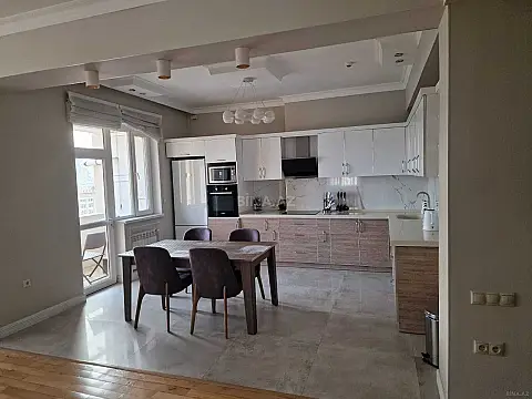Kirayə verilir 3 otaqlı mənzil 150 m²