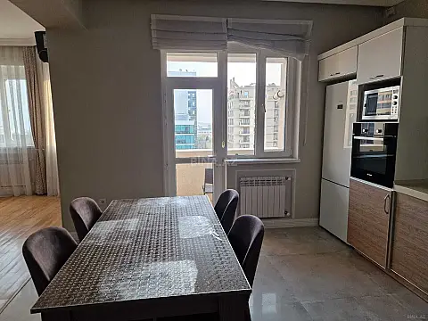 Kirayə verilir 3 otaqlı mənzil 150 m²