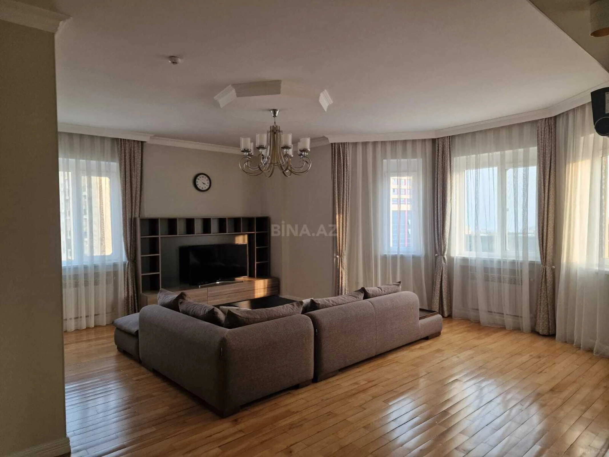Kirayə verilir 3 otaqlı mənzil 150 m²