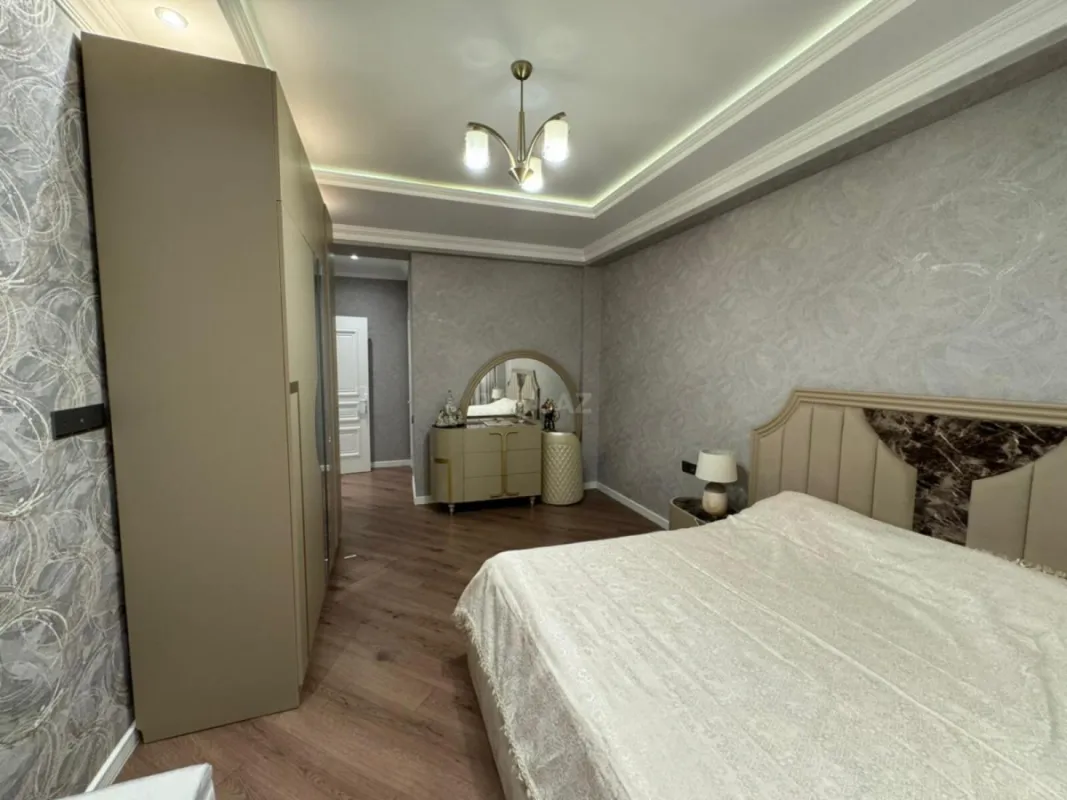 Satılır 4 otaqlı mənzil 200 m²