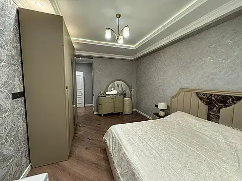 Satılır 4 otaqlı mənzil 200 m²