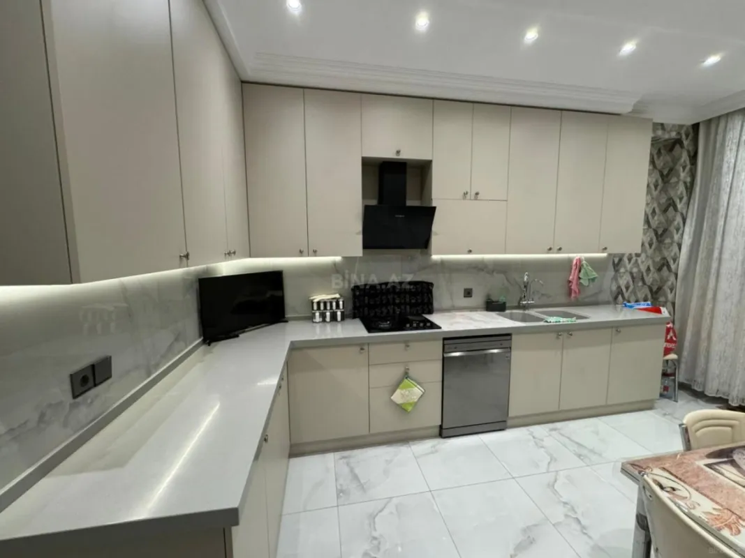 Satılır 4 otaqlı mənzil 200 m²