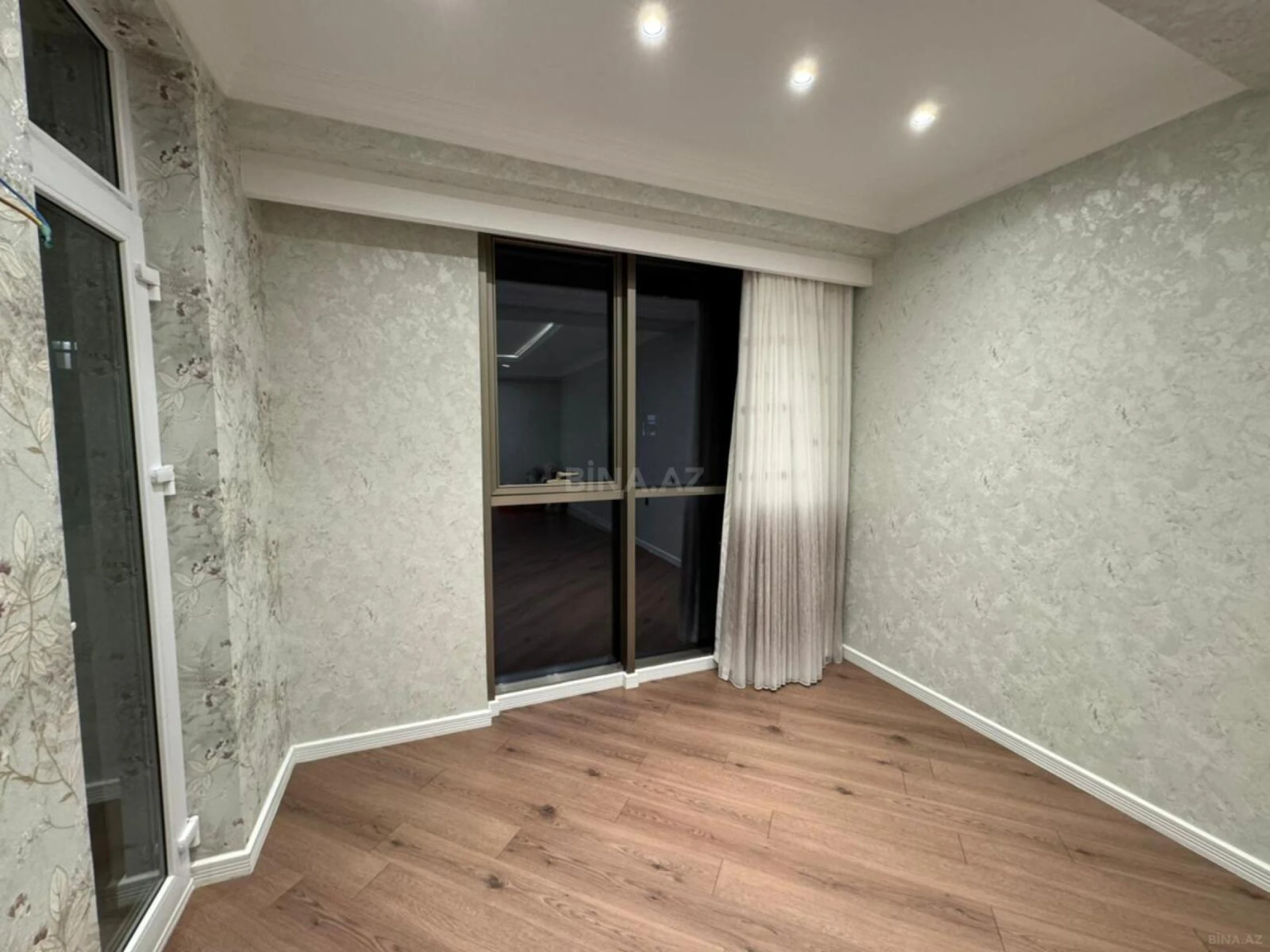Satılır 4 otaqlı mənzil 200 m²