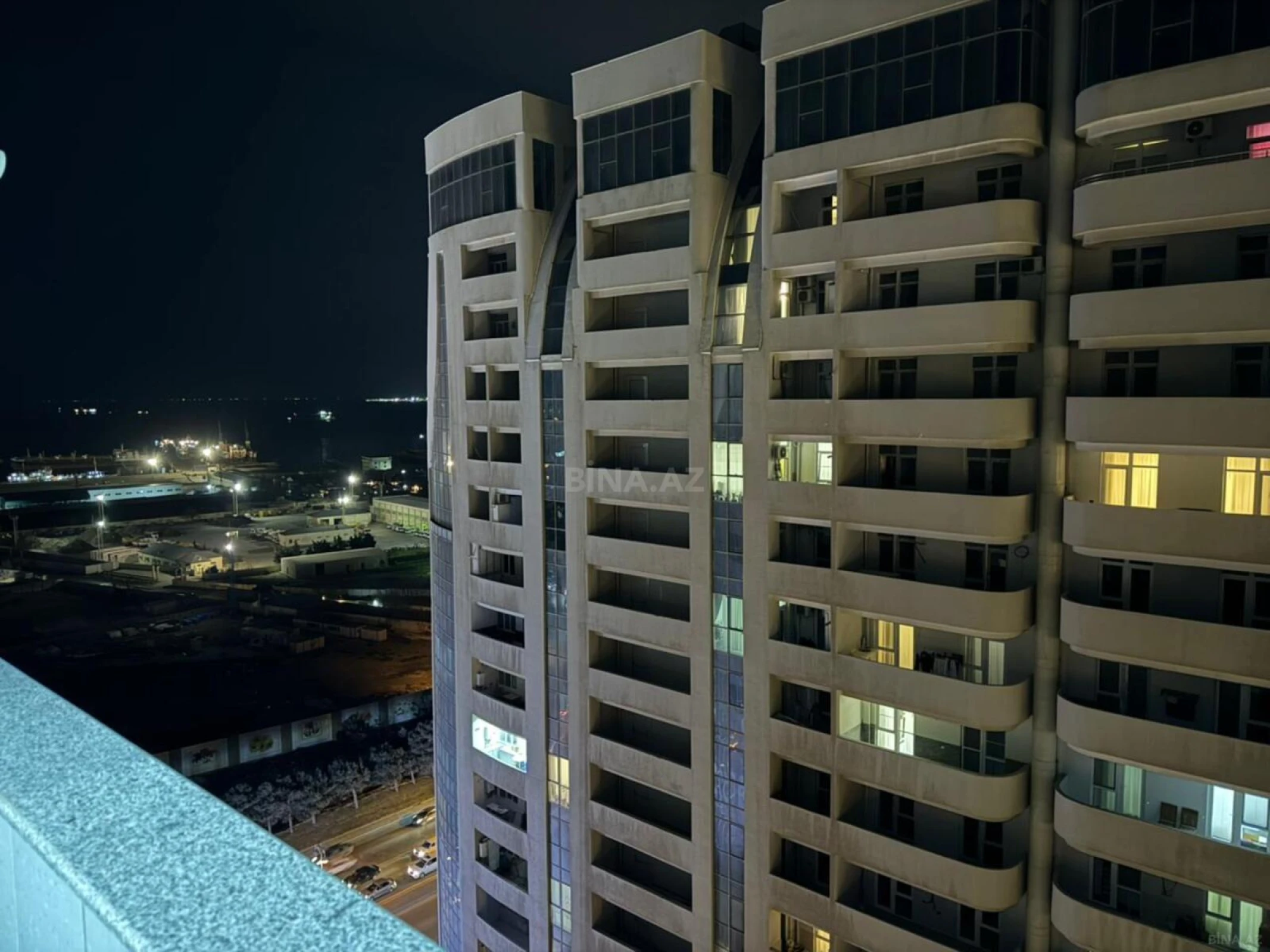 Satılır 4 otaqlı mənzil 200 m²