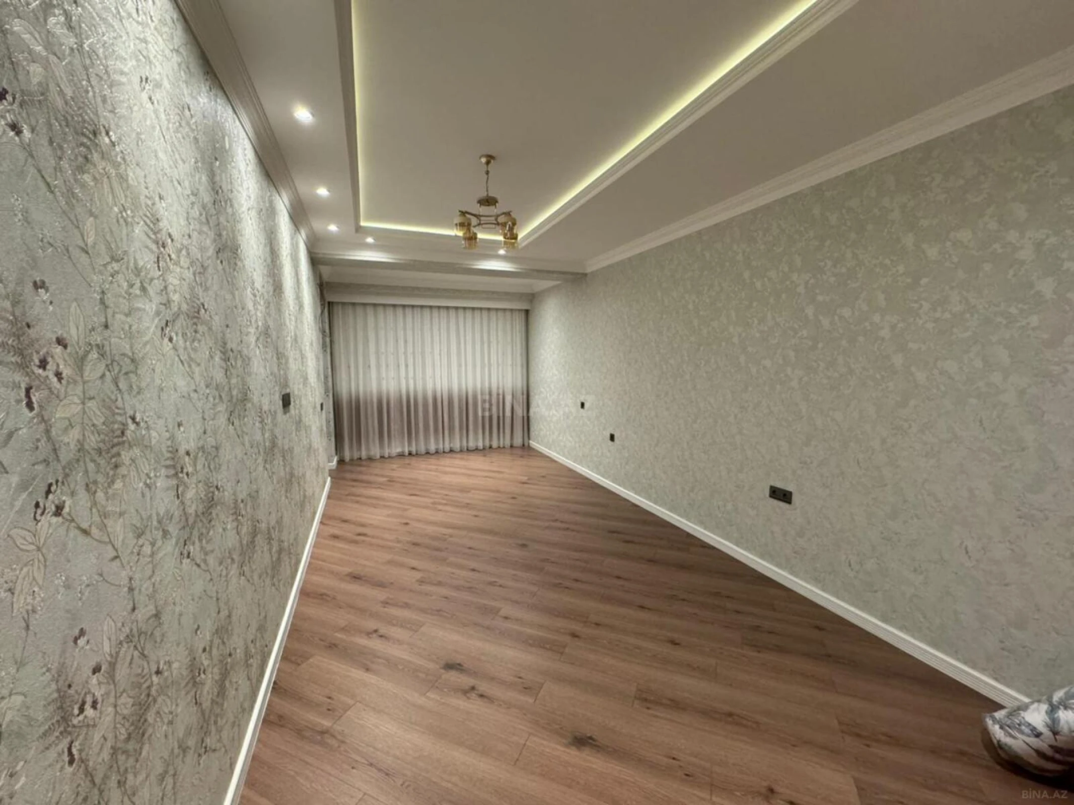 Satılır 4 otaqlı mənzil 200 m²
