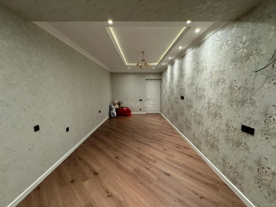 Satılır 4 otaqlı mənzil 200 m²