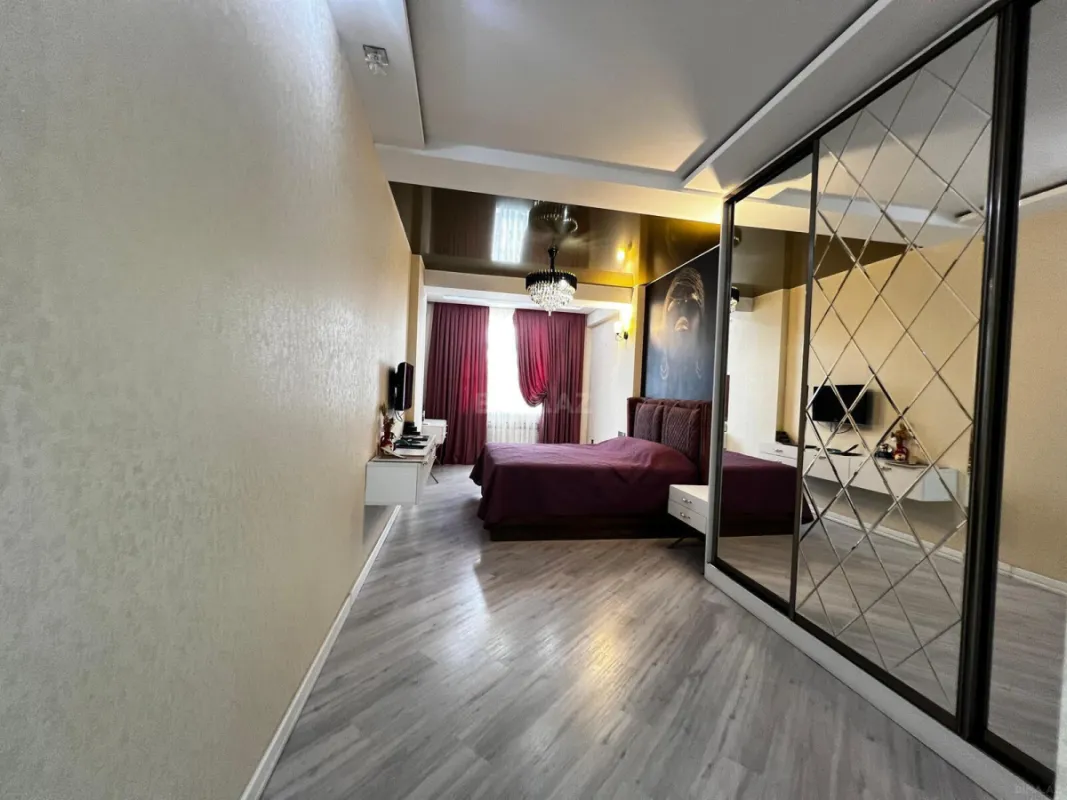 Satılır 4 otaqlı mənzil 200 m²