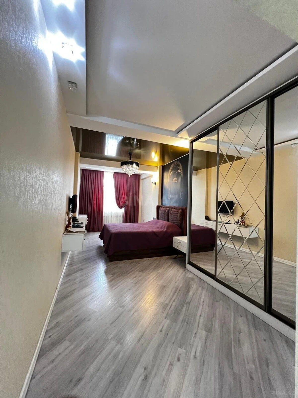 Satılır 4 otaqlı mənzil 200 m²