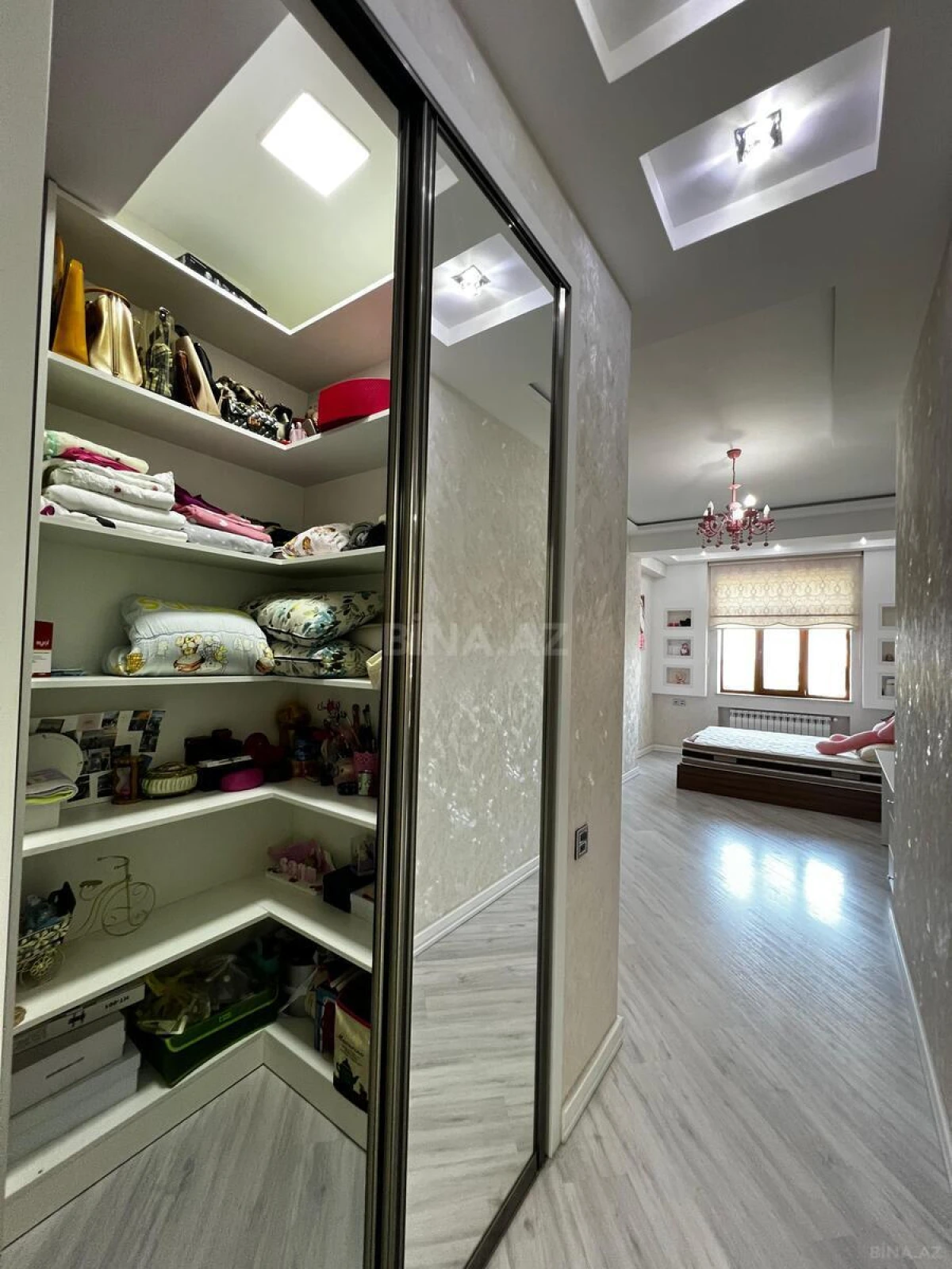 Satılır 4 otaqlı mənzil 200 m²