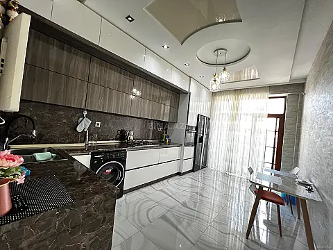 Satılır 4 otaqlı mənzil 200 m²