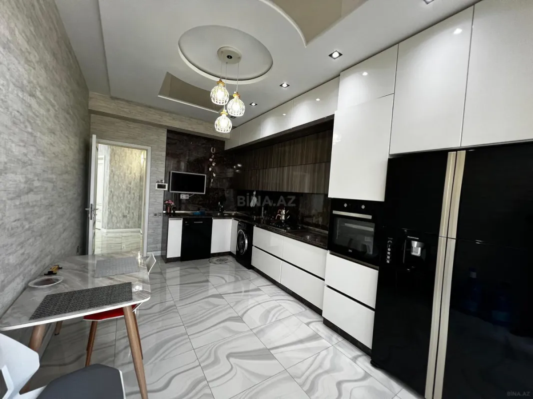 Satılır 4 otaqlı mənzil 200 m²