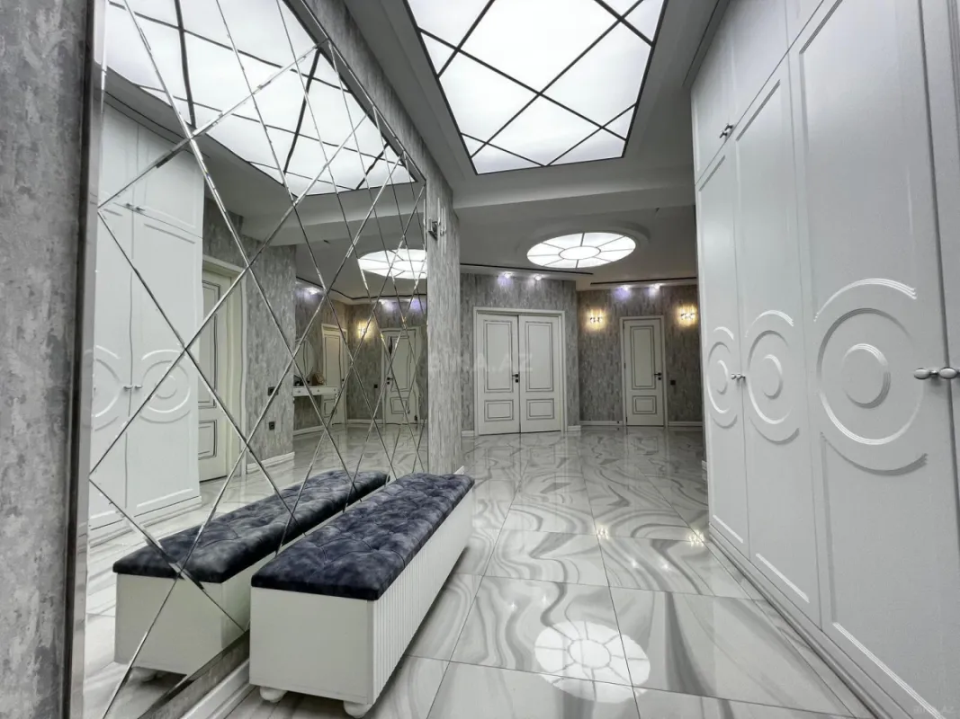 Satılır 4 otaqlı mənzil 200 m²