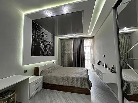 Satılır 4 otaqlı mənzil 200 m²