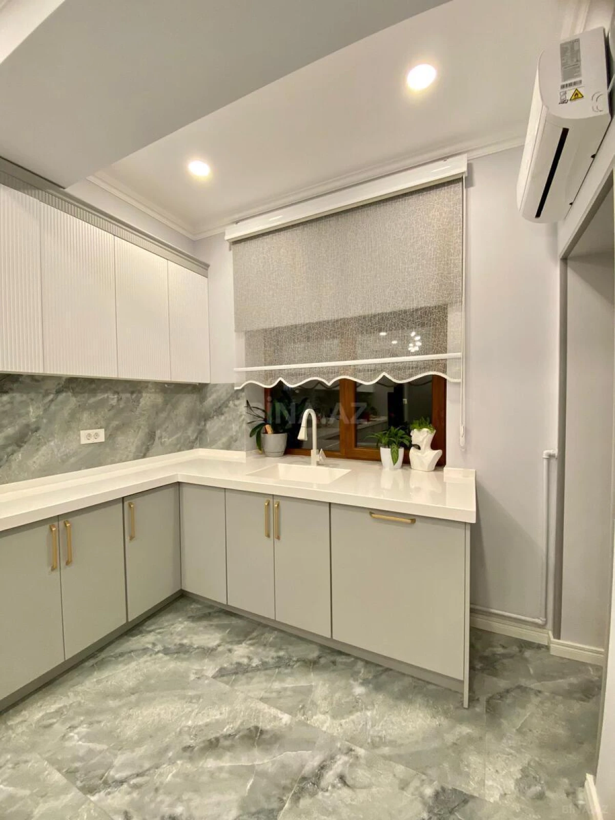 Satılır 3 otaqlı mənzil 143 m²