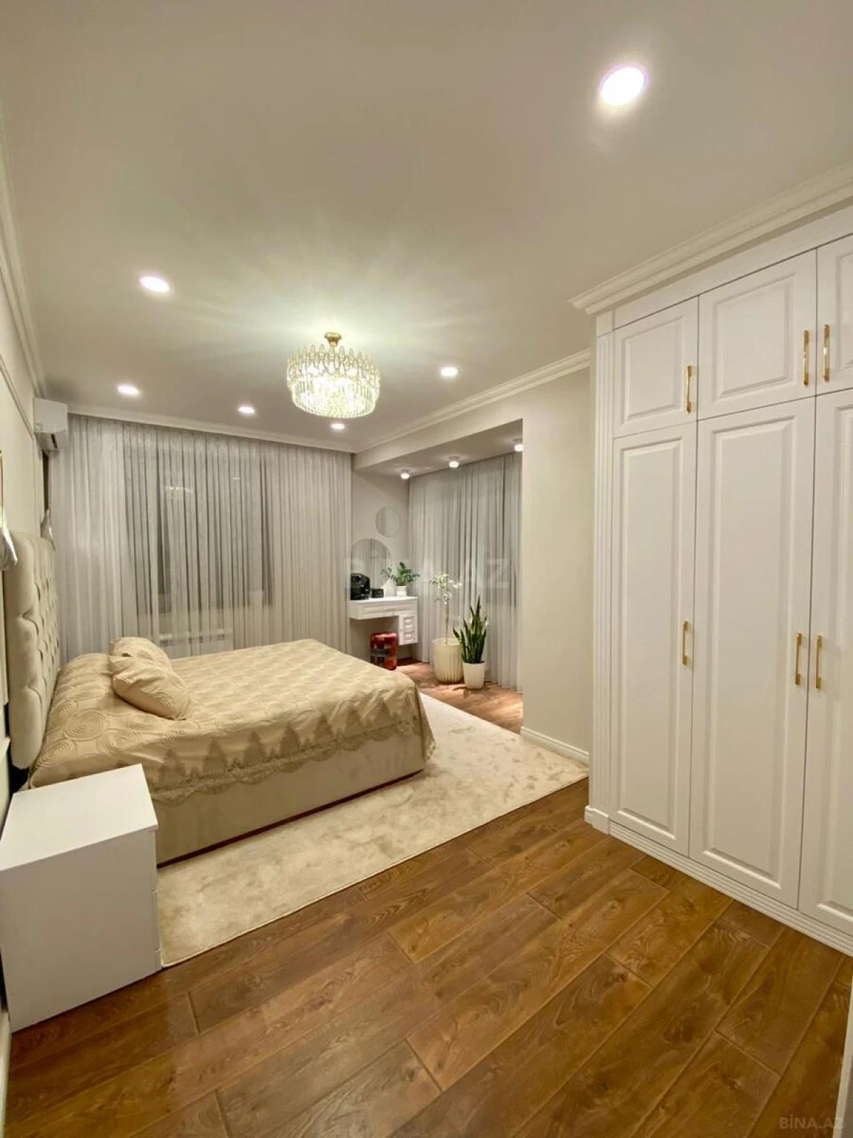 Satılır 3 otaqlı mənzil 143 m²