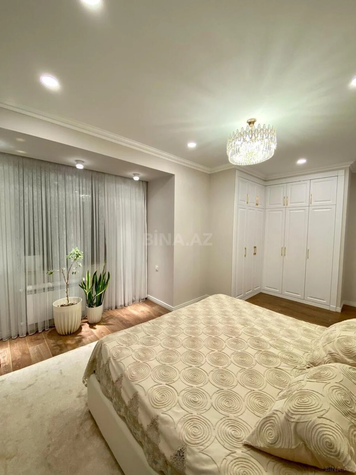 Satılır 3 otaqlı mənzil 143 m²